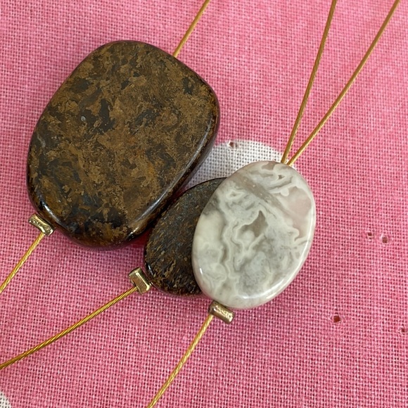 Agate stone variety on floating wires. Semi precious - Picture 3 of 5